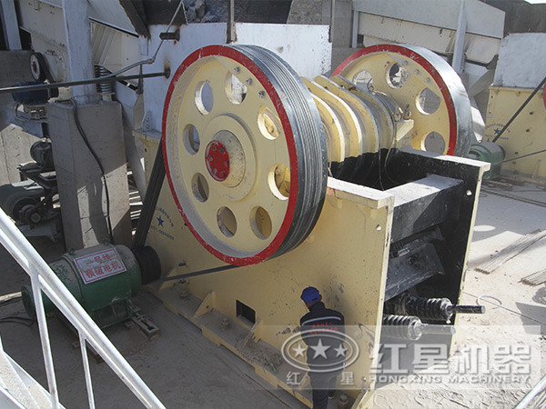 顎式破碎機現場