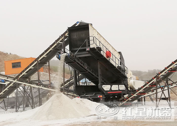 流動(dòng)石子加工機(jī)正在加工白灰