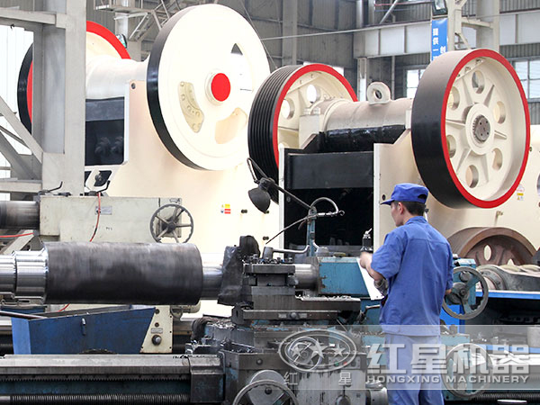 石頭顎式破碎機(jī)加工車間 石頭顎式破碎機(jī)加工車間