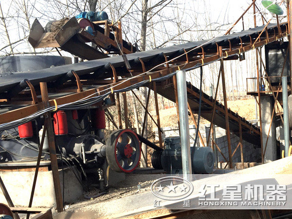 河南洛陽時產200噸多缸液壓圓錐破碎現場