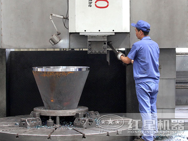 高壓磨粉機零部件正在生產加工