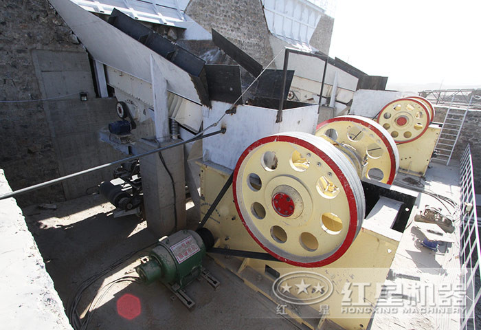 大型顎式破碎機是各個砂石生產線上的常用粗破設備