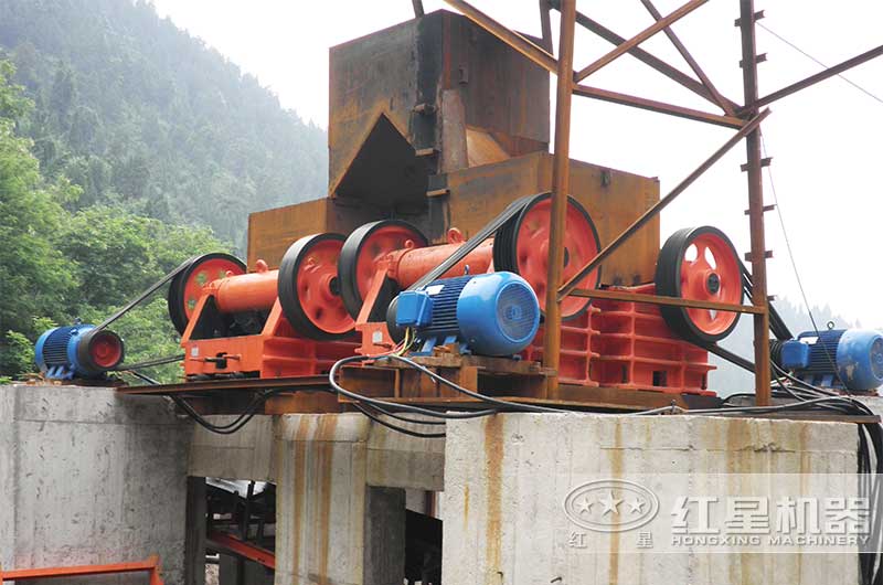 PE300*1300細(xì)顎式破碎機(jī)
